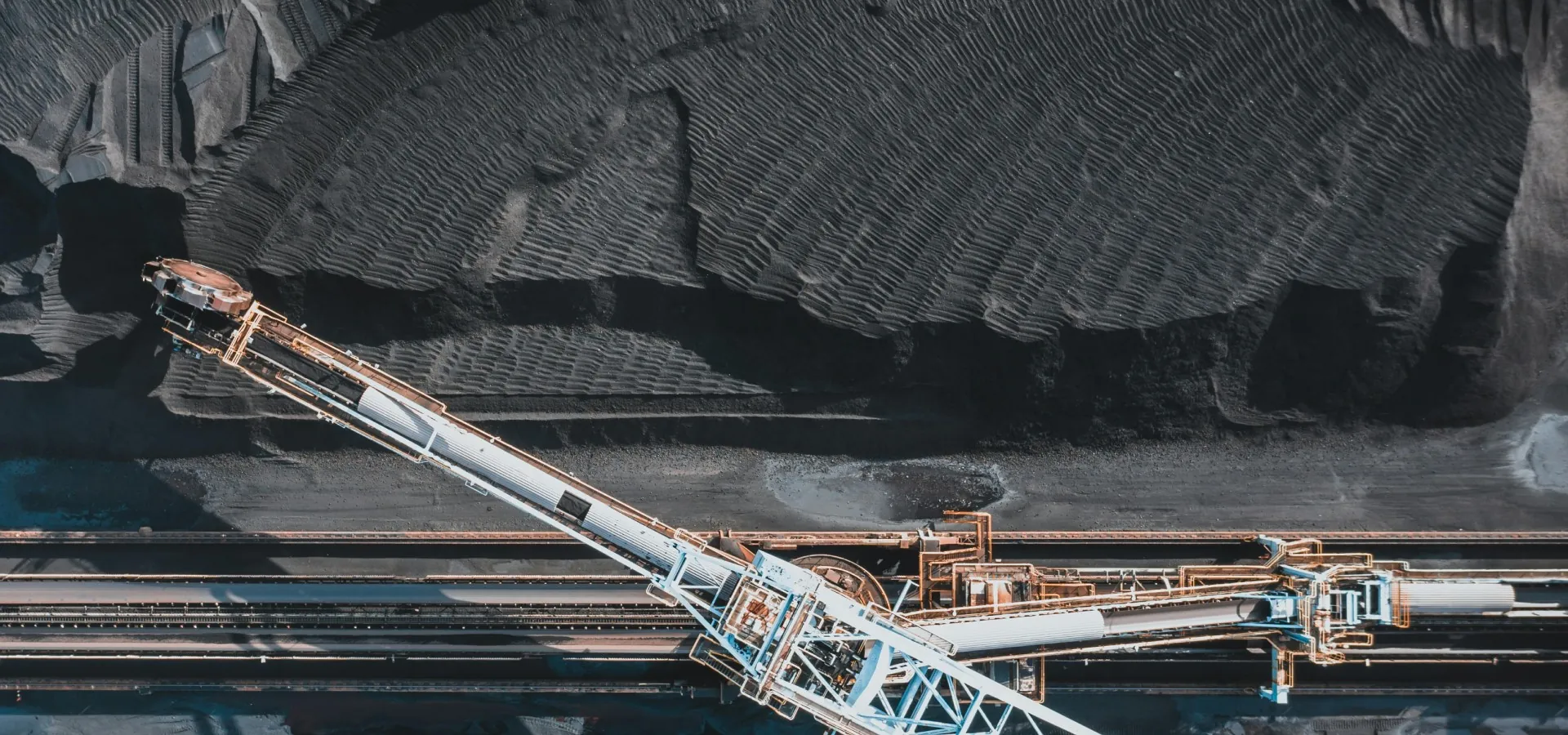 Material conveyor belt--intelligent monitoring of operating status