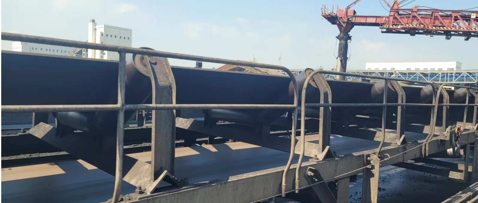 Material conveyor belt- tear monitoring